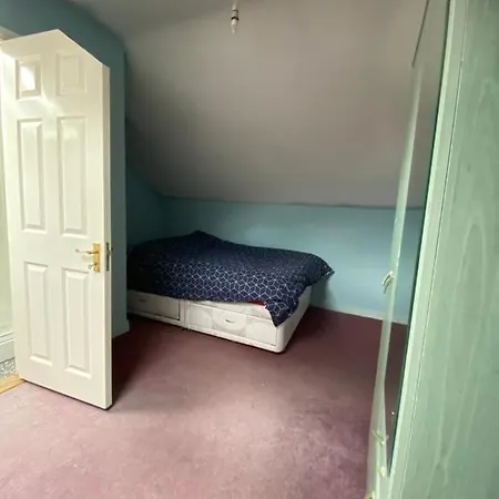 Отель Remarkable 2-bed In Kerry Lisselton